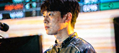 传奇选手Faker李相赫在比赛间隙沉思的侧脸 - 眼神专注而坚定